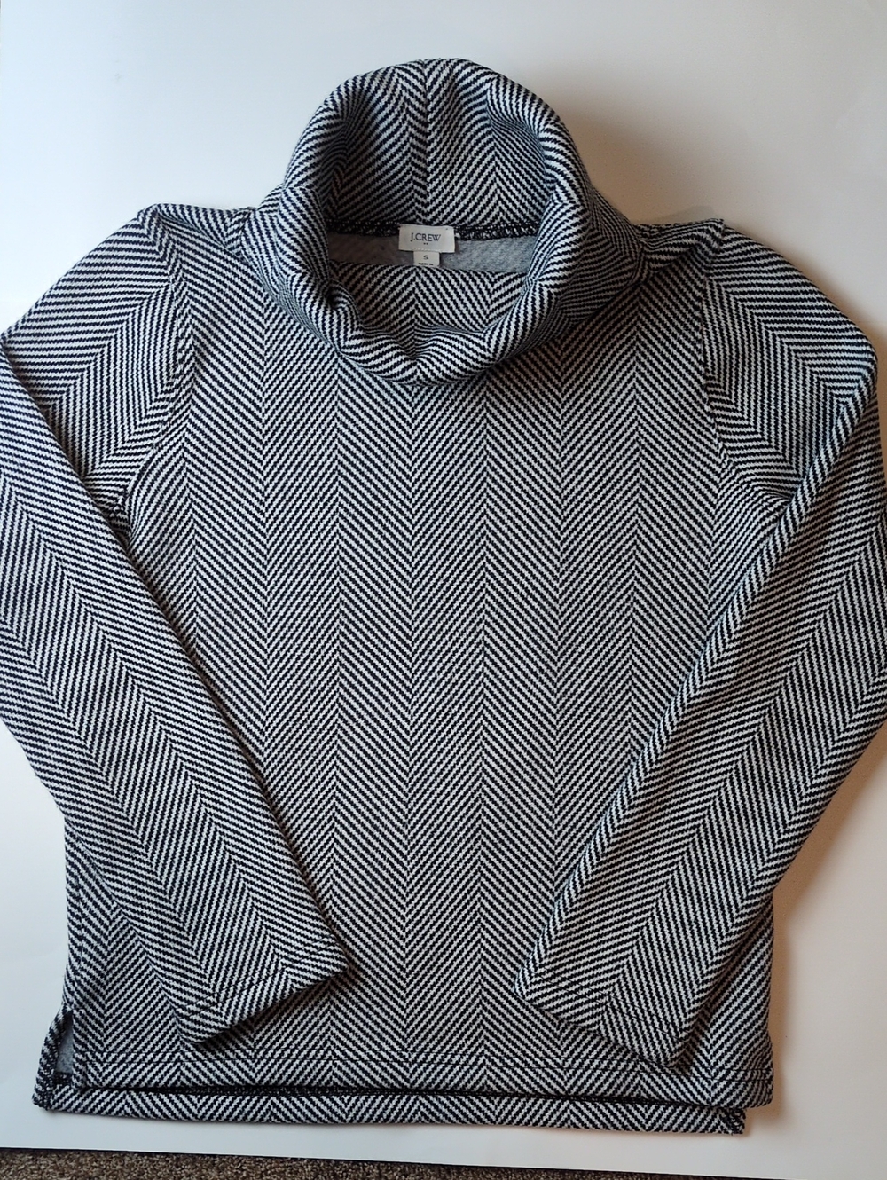 J. Crew Women's Funnel Neck Fleece Pull Over Back White Pattern Sweatshirt Small